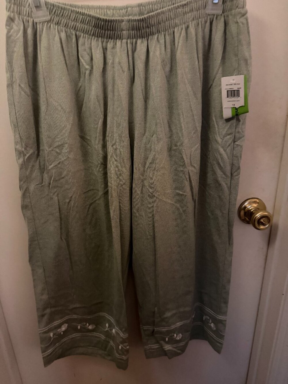 C.D. Daniels Sage Green Cropped Capris W 1X